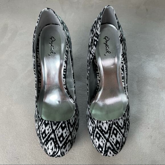 Qupid NWOB Ikat Print Black White Stiletto Platform Heels Size 7 Closed Toe - Picture 2 of 7